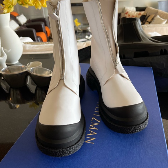 STUART WEITZMAN WHITE/BLK SHORT BOOTS💝HP - Picture 6 of 9
